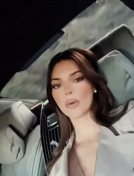 黒檀の熟女オンリーファンズ セクシー裸 写真