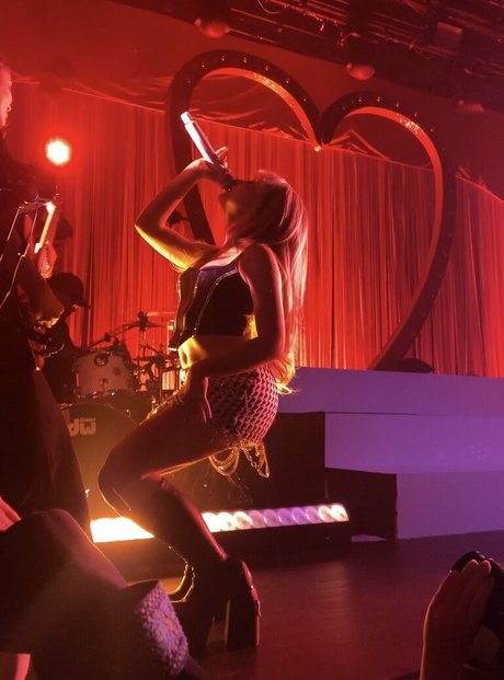 レズビアン乱交オンリーファンズ ポルノグラフィック 画像