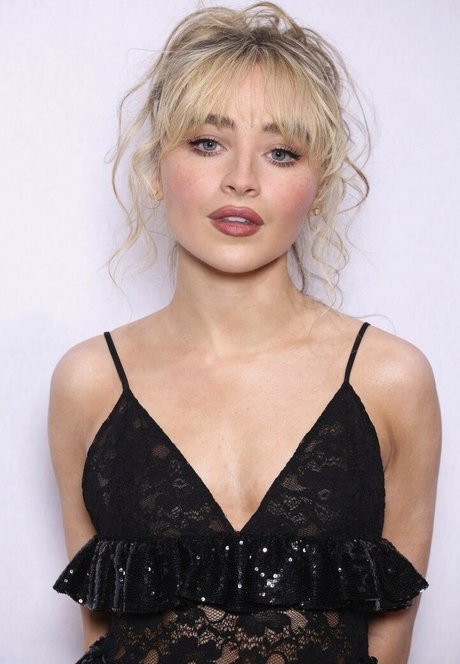 巨大ディルドオンリーファンズ セクシー裸 写真