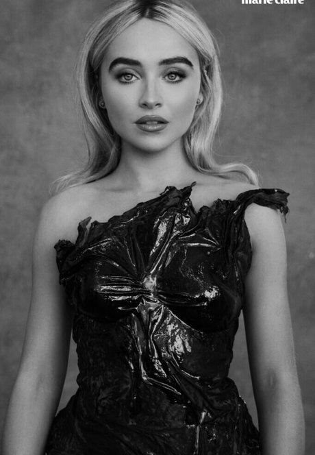 アジア人のタトゥー オンリーファンズ ホット裸 写真