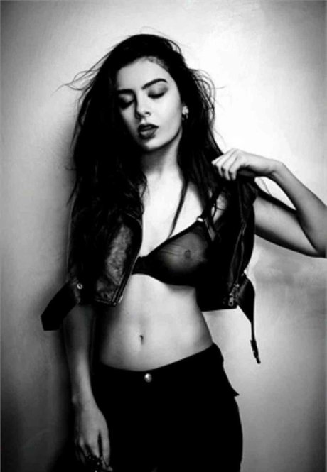 フィットネス 裸 オンリーファンズ 美しいヌード 写真