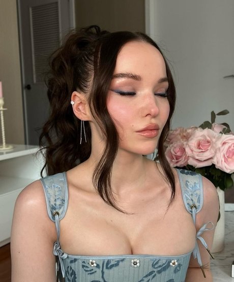 Dove Cameron ヌードモデル ギャラリー
