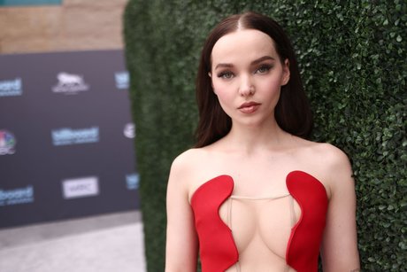 Dove Cameron ポルノ女優 写真