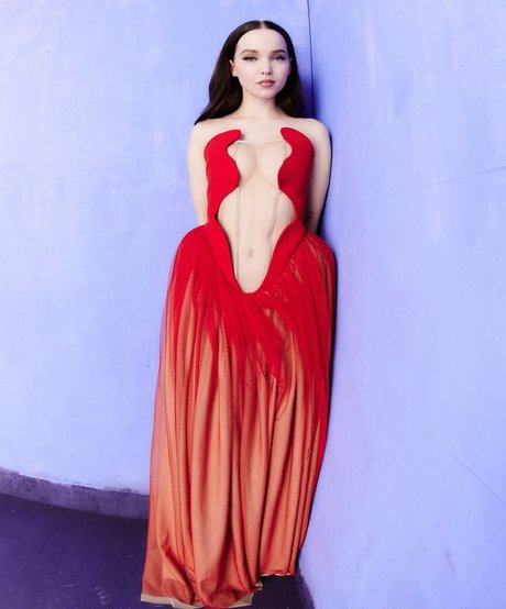 Dove Cameron アートポルノスター 写真
