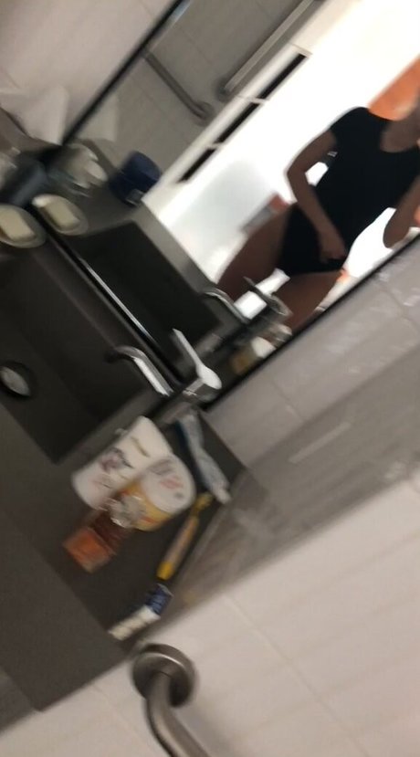 切断者オンリーファンズ アートヌード 画像