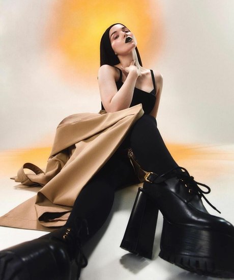 Dove Cameron エロティック女優 写真