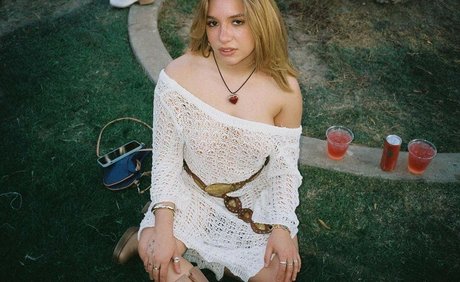 裸の女の子オンリーファンズ ポルノグラフィック 写真