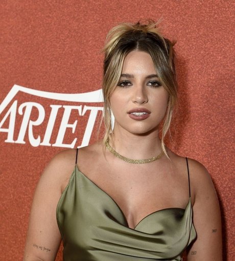 ヨガ アジアン オンリーファンズ セクシー裸 写真