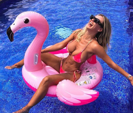 セクシーなブルネットのオンリーファンズ アートxxx 画像