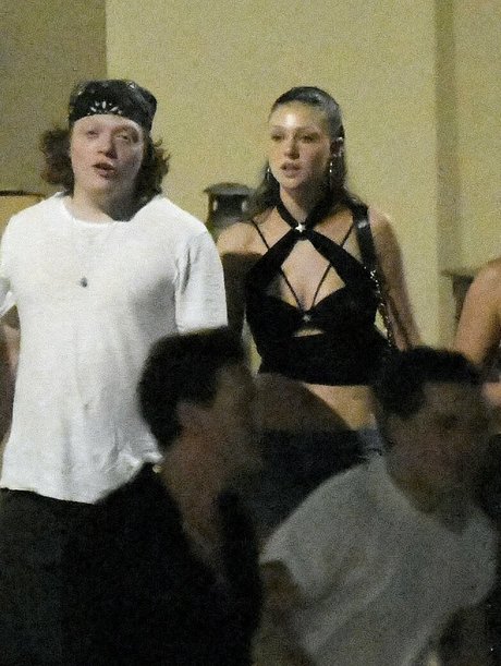 オイルを塗った巨乳オンリーファンズ ヌード 写真