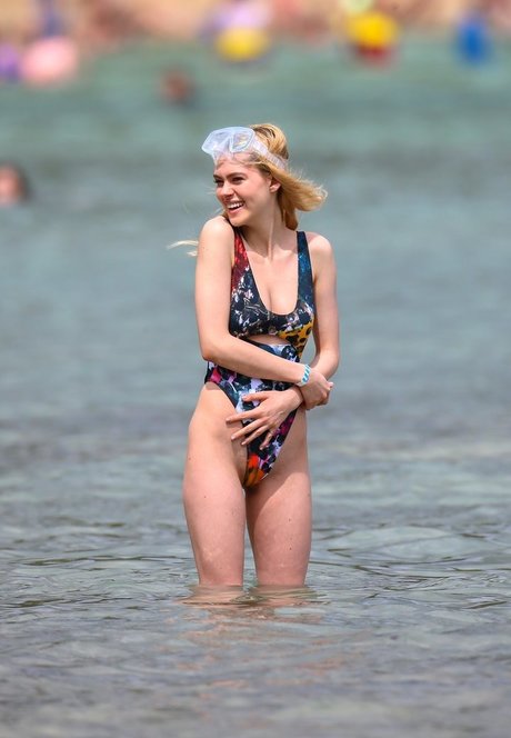 曲線美のランジェリーオンリーファンズ アートポルノ 写真