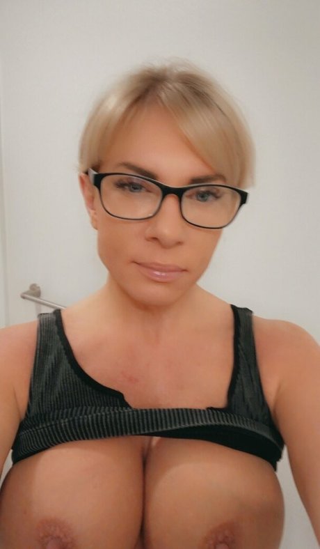 巨乳に射精 オンリーファンズ ホットヌード 画像