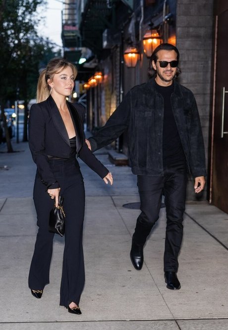 巨乳で痩せているオンリーファンズ アダルト 写真