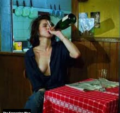 Eve Hewson アダルトモデル 写真