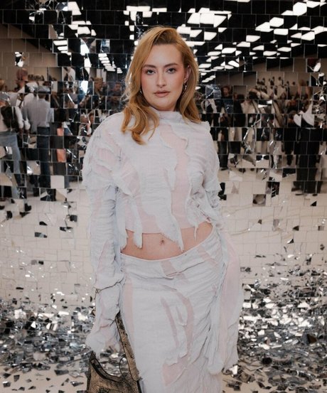 Amelia Dimoldenberg セクシーなスター 写真