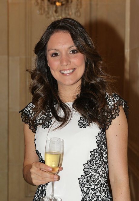 ランジェリーヌードオンリーファンズ ホット ギャラリー