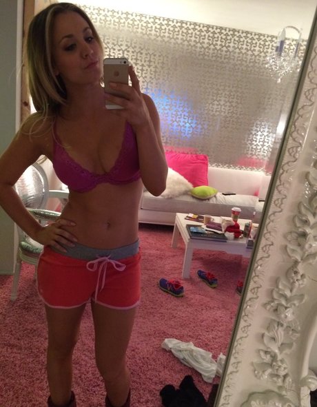 巨乳ストリップオンリーファンズ 無料 画像