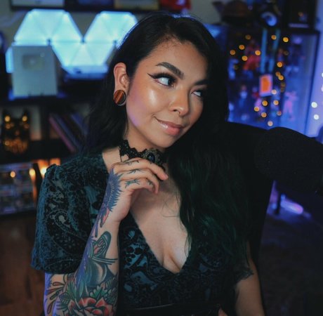 Aileen Senpai ポルノスター 裸 写真