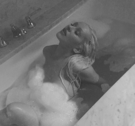 レズビアン乱交オンリーファンズ セクシーヌード 画像