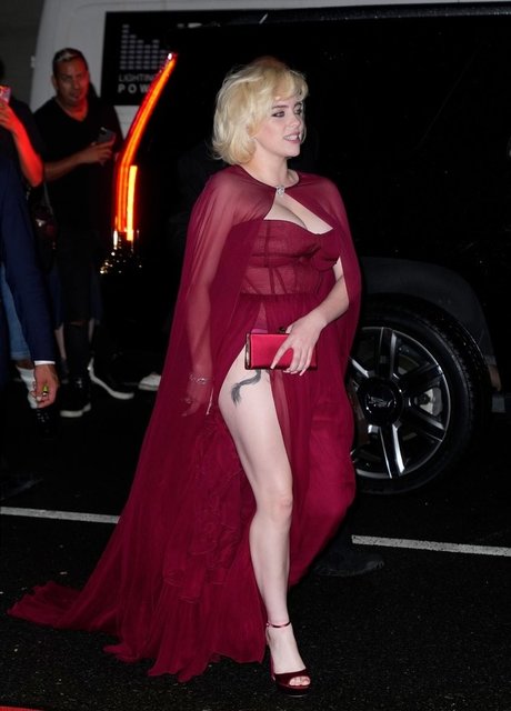 足 熟女 オンリーファンズ HD 画像