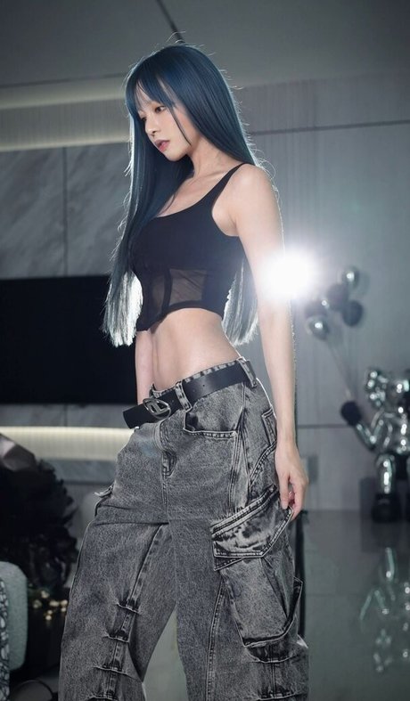 ティックトックスター オンリーファンズ ポルノグラフィック 写真