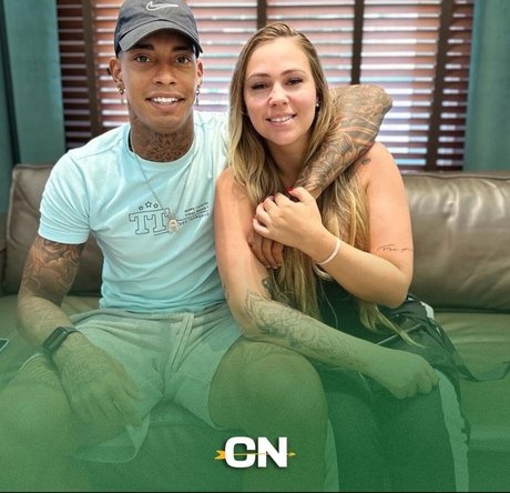 シャワー3P オンリーファンズ ポルノグラフィック 画像