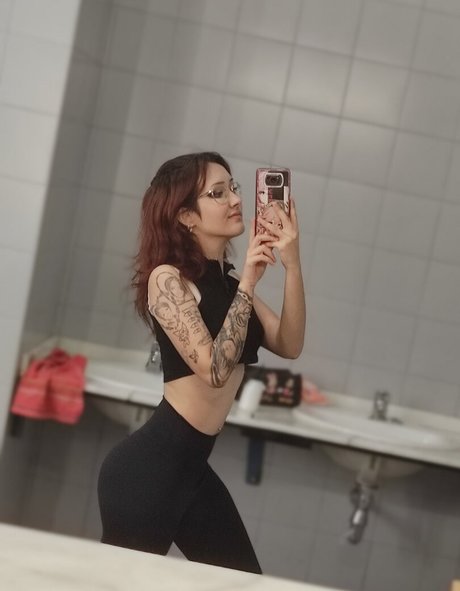 指マン 潮吹き オンリーファンズ 無料裸 写真