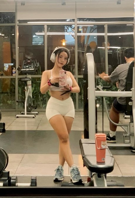 ブロンドの子猫オンリーファンズ ホット 画像