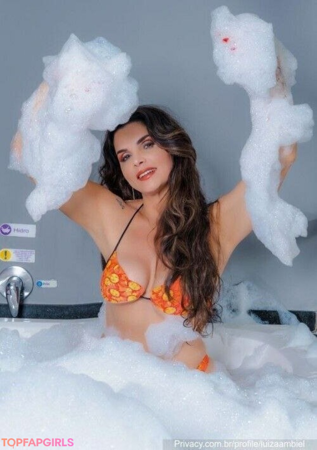 ブロンドのお尻オンリーファンズ アート裸 写真