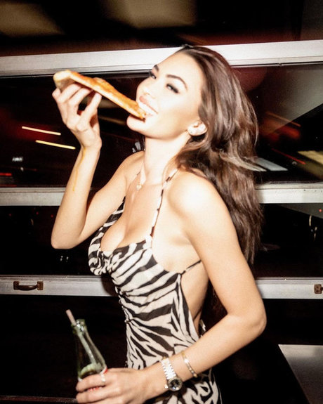 曲線美の女の子オンリーファンズ アートポルノ 画像