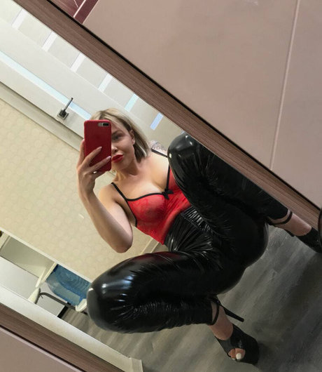 ヌード妻オンリーファンズ ポルノ 写真