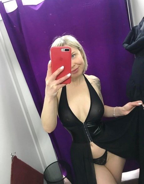 ニューハーフの乗馬オンリーファンズ アートヌード 写真