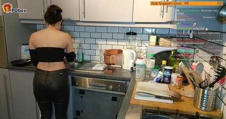 黒髪の熟女オンリーファンズ セクシー 写真