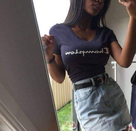 ティーンレズビアンオンリーファンズ ヌード 写真