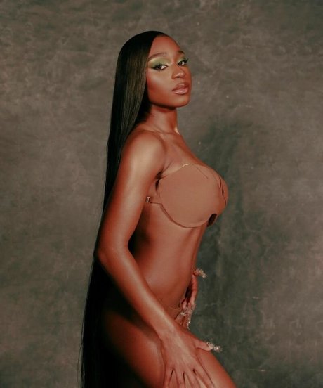 アナルカップルオンリーファンズ 裸 写真