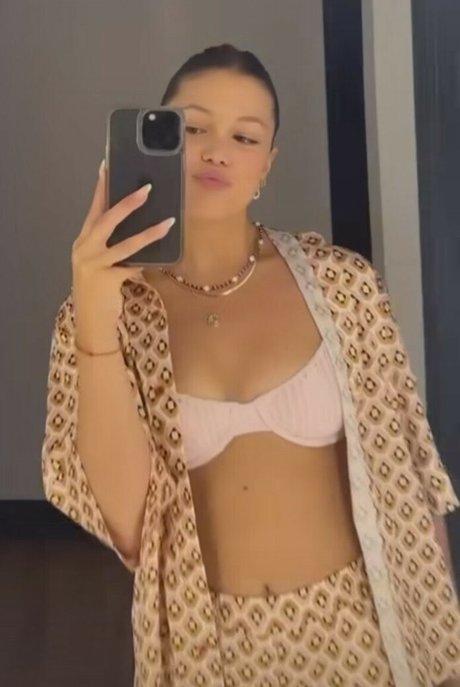 Olivia Holt ポルノスター 画像