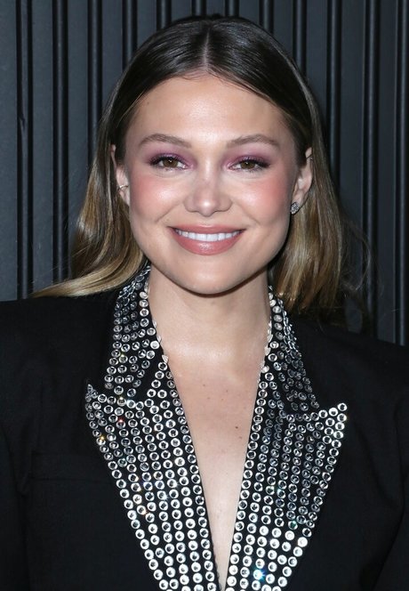 Olivia Holt 美しいポルノスター 画像