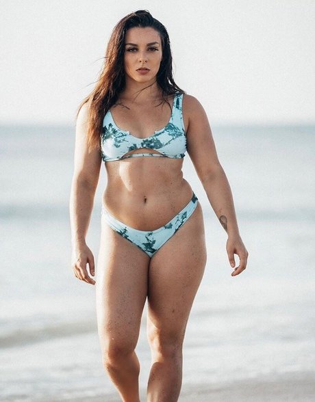 オイルを塗った巨乳オンリーファンズ 素敵 ギャラリー