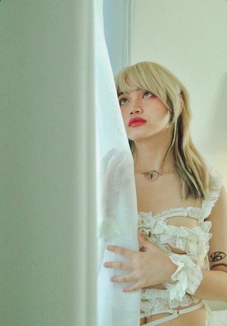 尖ったおっぱいオンリーファンズ 無料ヌード ギャラリー