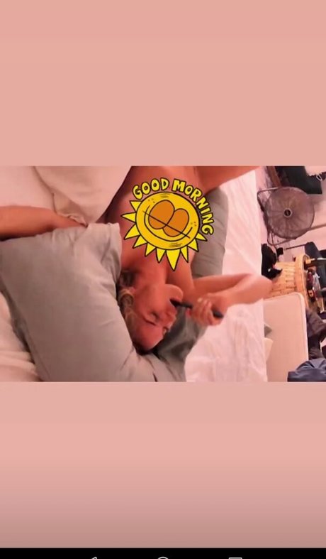 ティックトックスター オンリーファンズ ホットヌード 写真