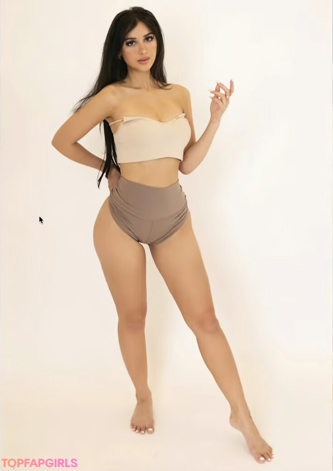 Sssniperwolf ポルノモデル 画像
