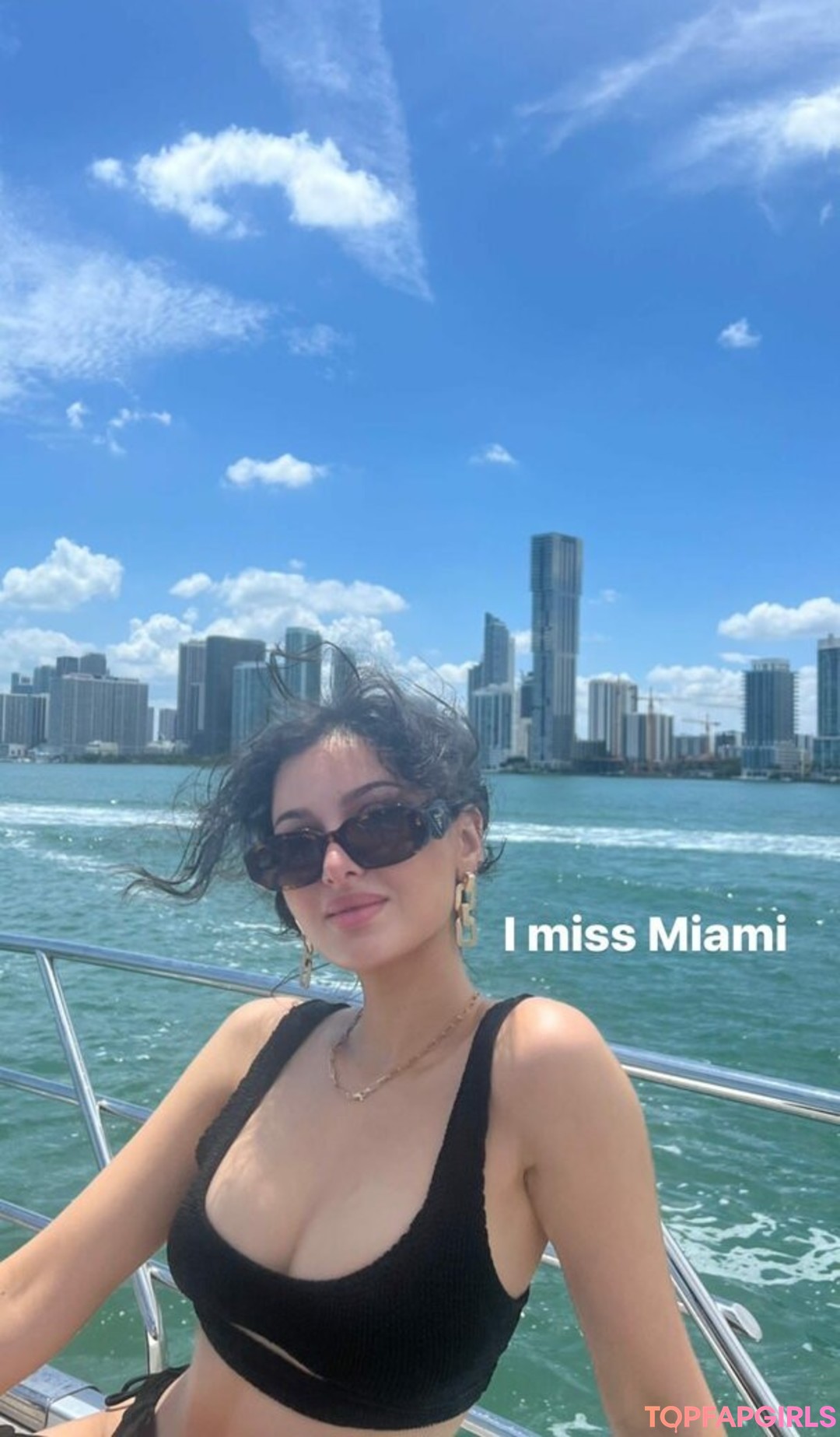 巨乳ストリップオンリーファンズ セックス 画像