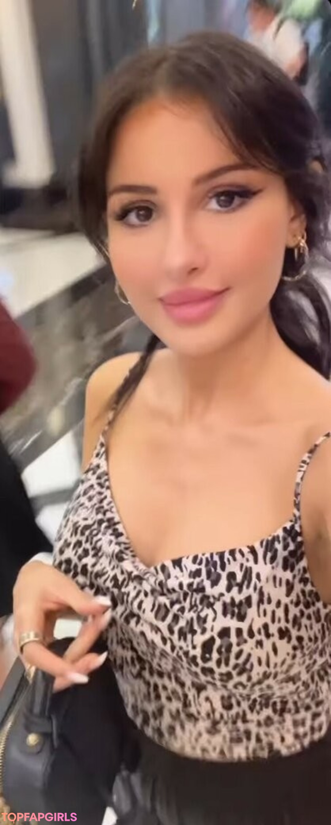 セクシーなブルネットのオンリーファンズ ポルノグラフィック アーカイブ