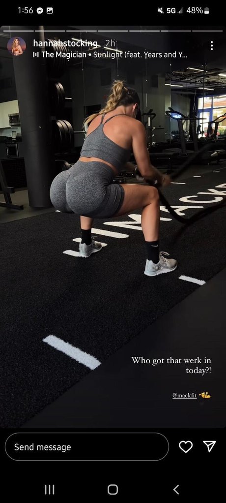 パンツを食い込ませるオンリーファンズ セクシー裸 写真