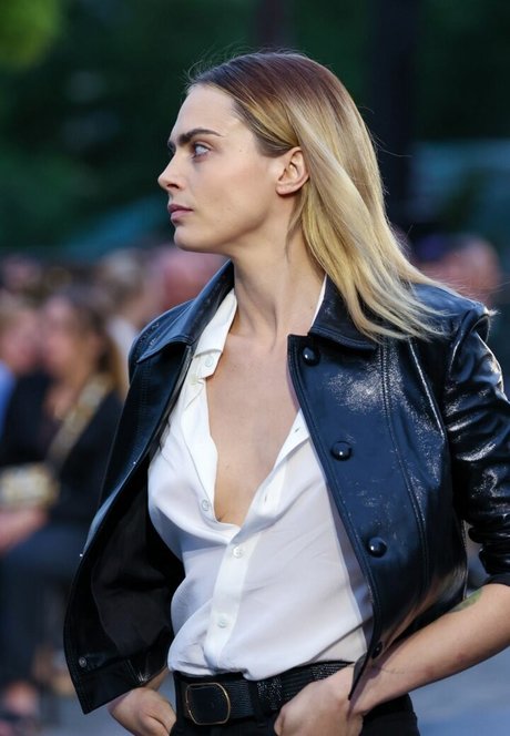 ゲイディルドオンリーファンズ アート裸 写真