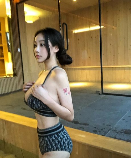 巨乳ストリップオンリーファンズ セクシー 写真