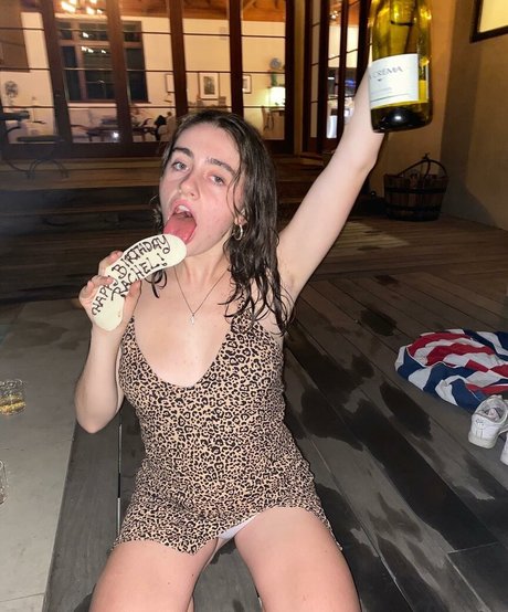 Rachel Anne Sennott HDモデル 画像