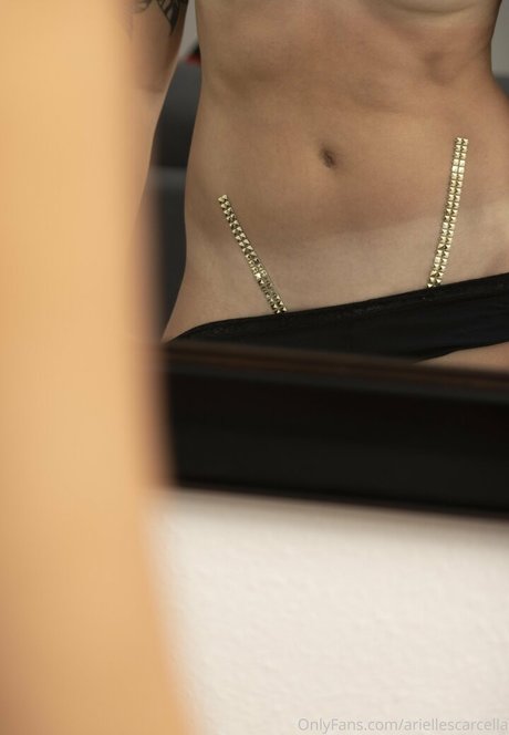 ariellescarcella ヌードモデル 写真