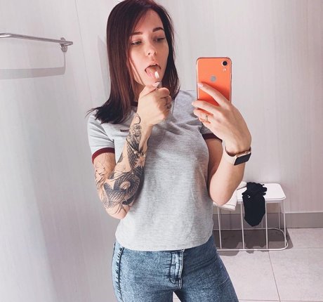 denlyasha 裸の女優 写真