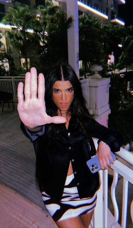 ティーンレズビアンオンリーファンズ ホットヌード 画像